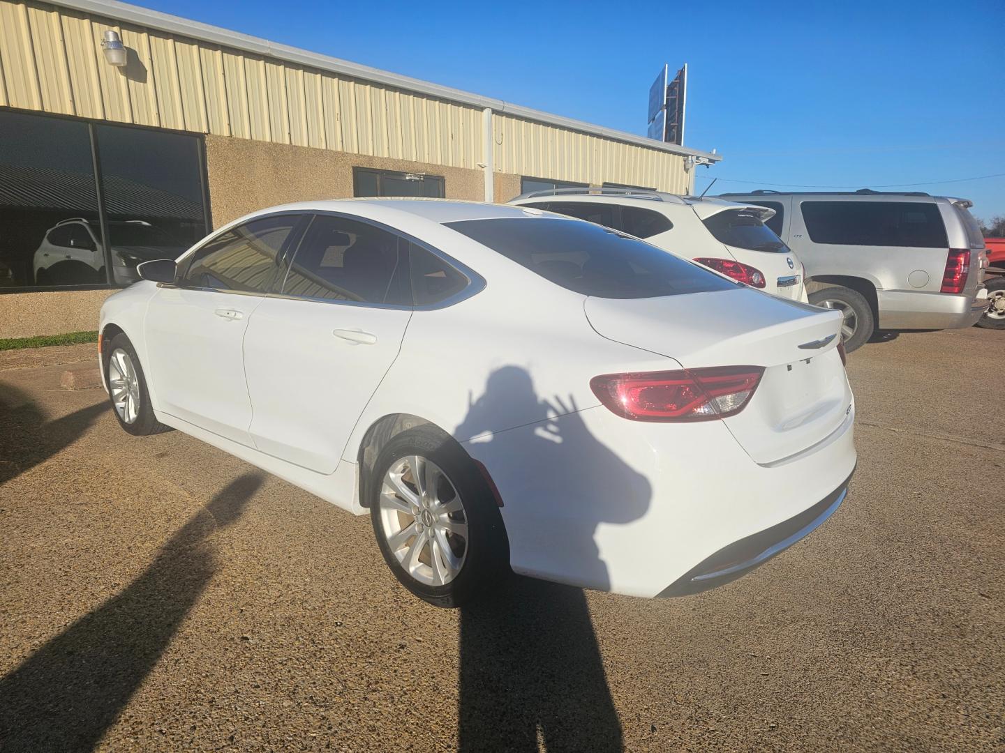 2016 WHITE Chrysler 200 Limited (1C3CCCAB7GN) with an 2.4L L4 DOHC 16V engine, 9A transmission, located at 533 S Seven Points BLVD, Seven Points, TX, 75143, (430) 255-4030, 32.313999, -96.209351 - Photo#3